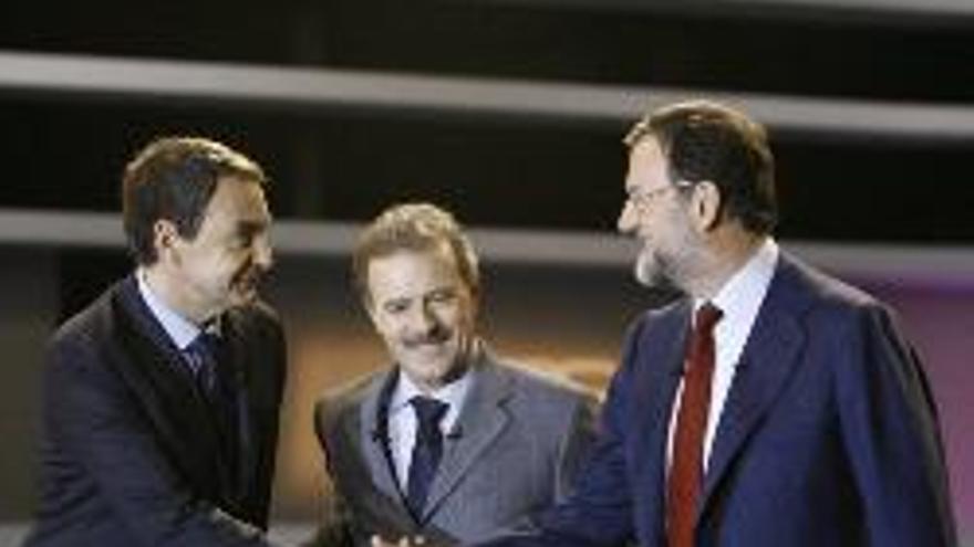 Zapatero y Rajoy cumplen el horario previsto y ambos eligen traje oscuro para su primer &#039;cara a cara&#039;