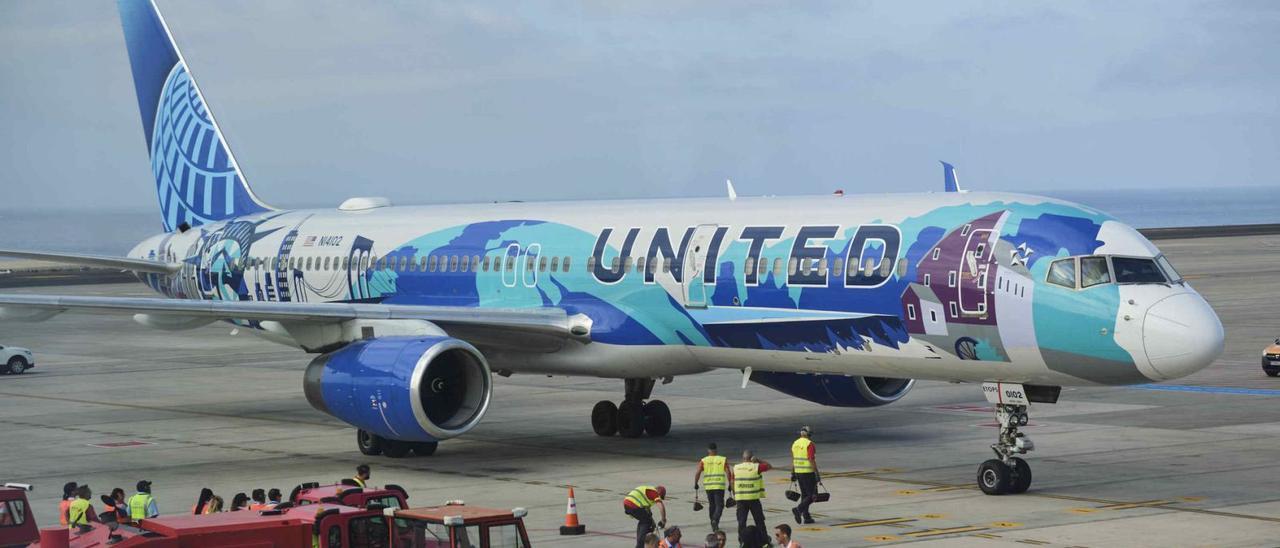 El avión de United Airlines del vuelo inaugural de la línea directa entre Tenerife y Nueva York el 10 de junio del año pasado.
