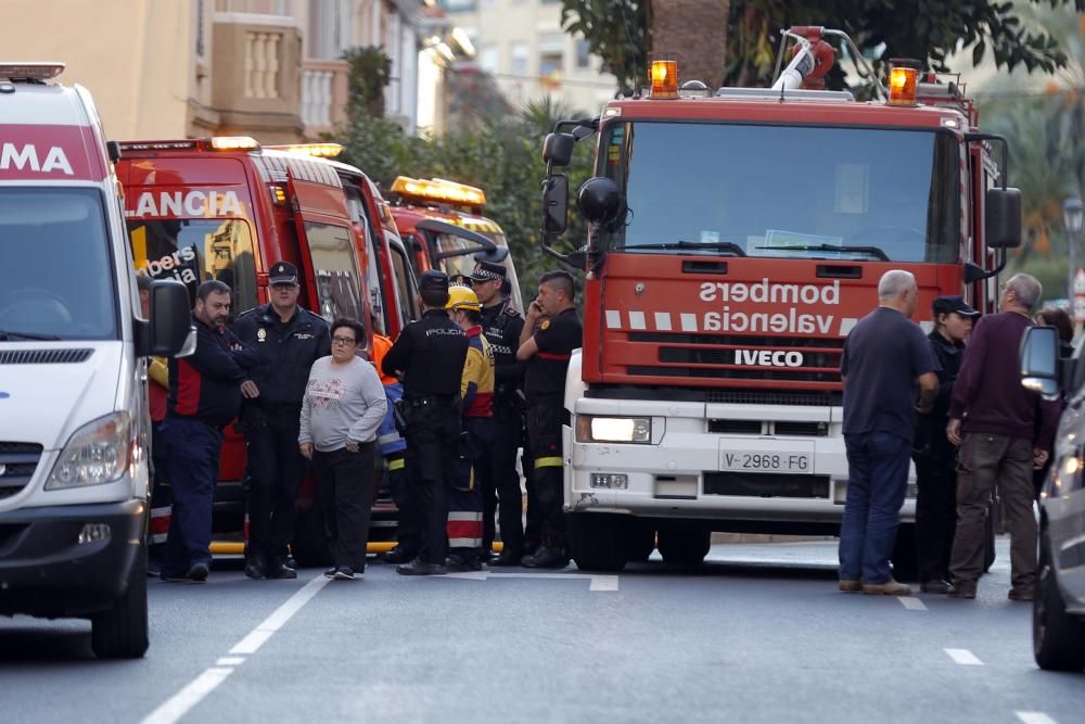 Dos niños intoxicados y una mujer herida en un incendio en Patraix