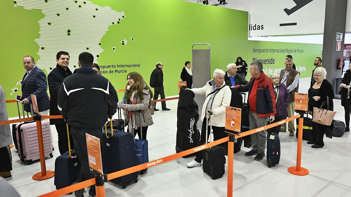 Viajeros en el aeropuerto de Corvera.