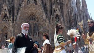 Un pasacalle popular celebra ante la Sagrada Familia la inauguración de la torre de Jesús