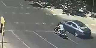 Vídeo: Un coche atropella a un menor y se da a la fuga