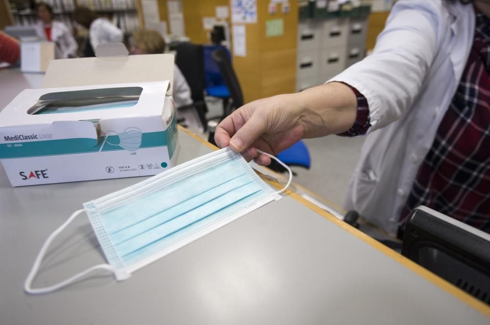 Once profesionales del Hospital de A Coruña, donde está ingresado, están aislados preventivamente en sus domicilios por haber mantenido contacto con el paciente.