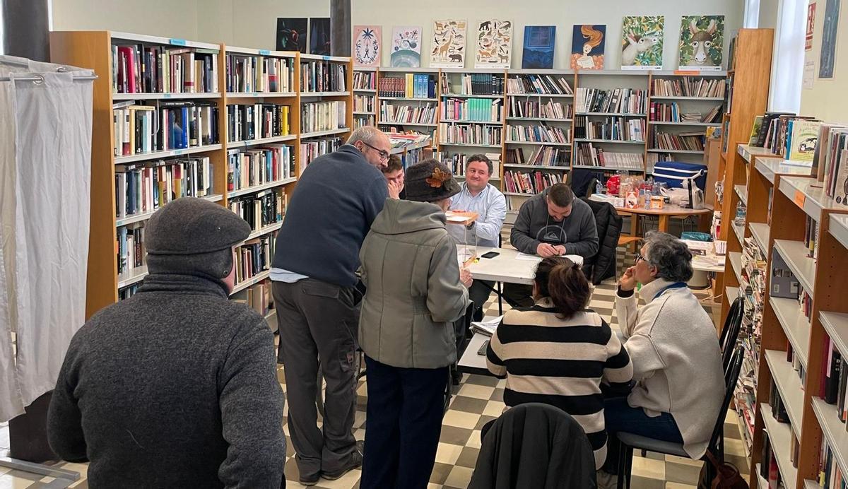 Vecinos de Siétamo durante la jornada electoral.