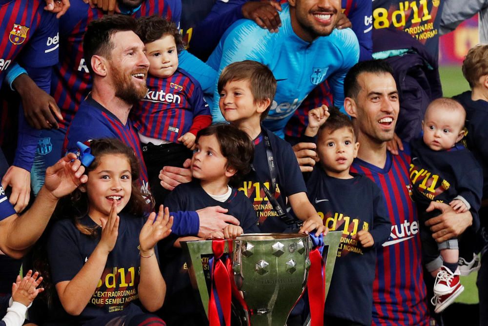 Los jugadores del Barcelona celebran el título.