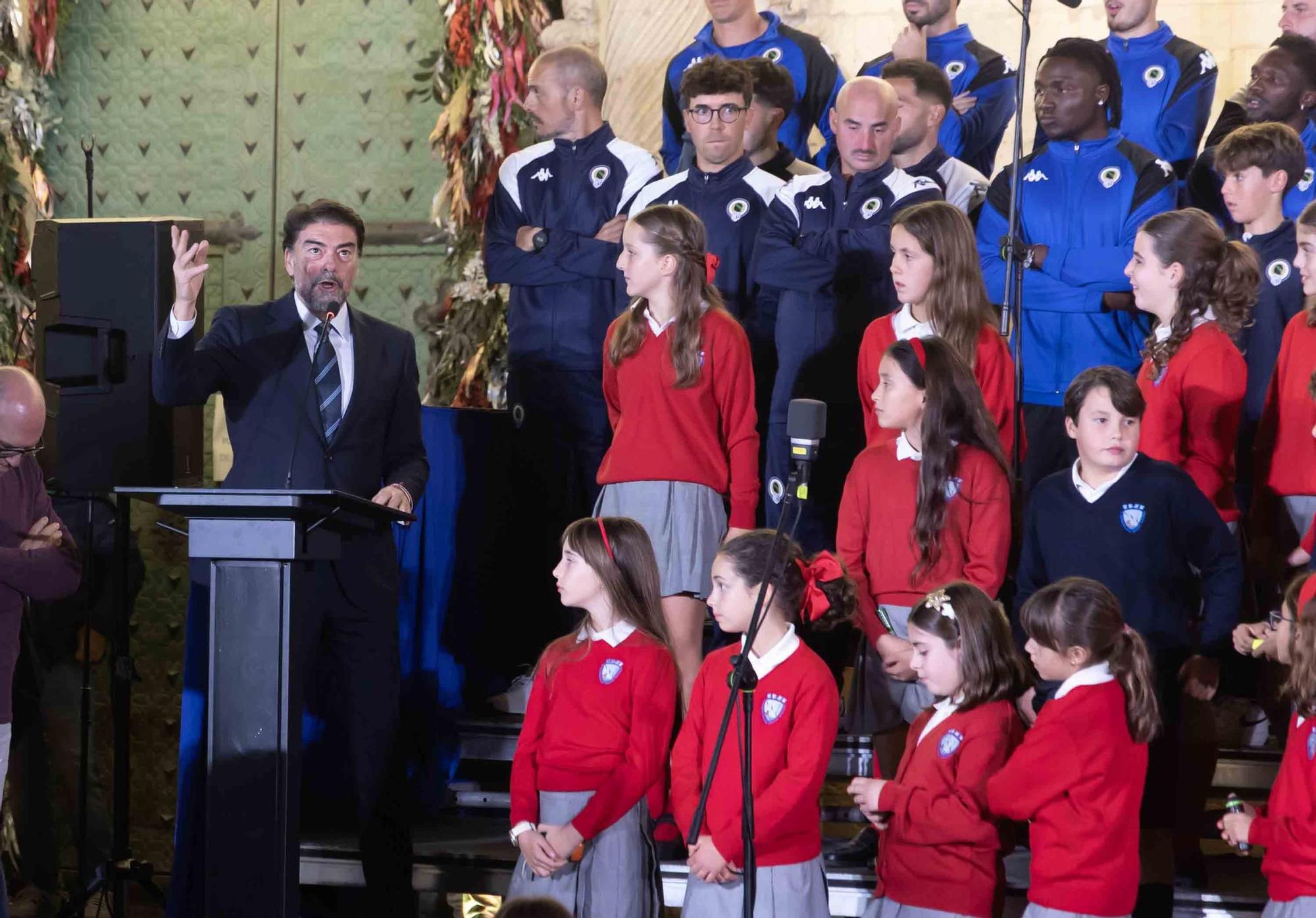 El Hércules interpreta el tradicional villancico junto al coro de los Jesuitas en la plaza del Ayuntamiento de Alicante.