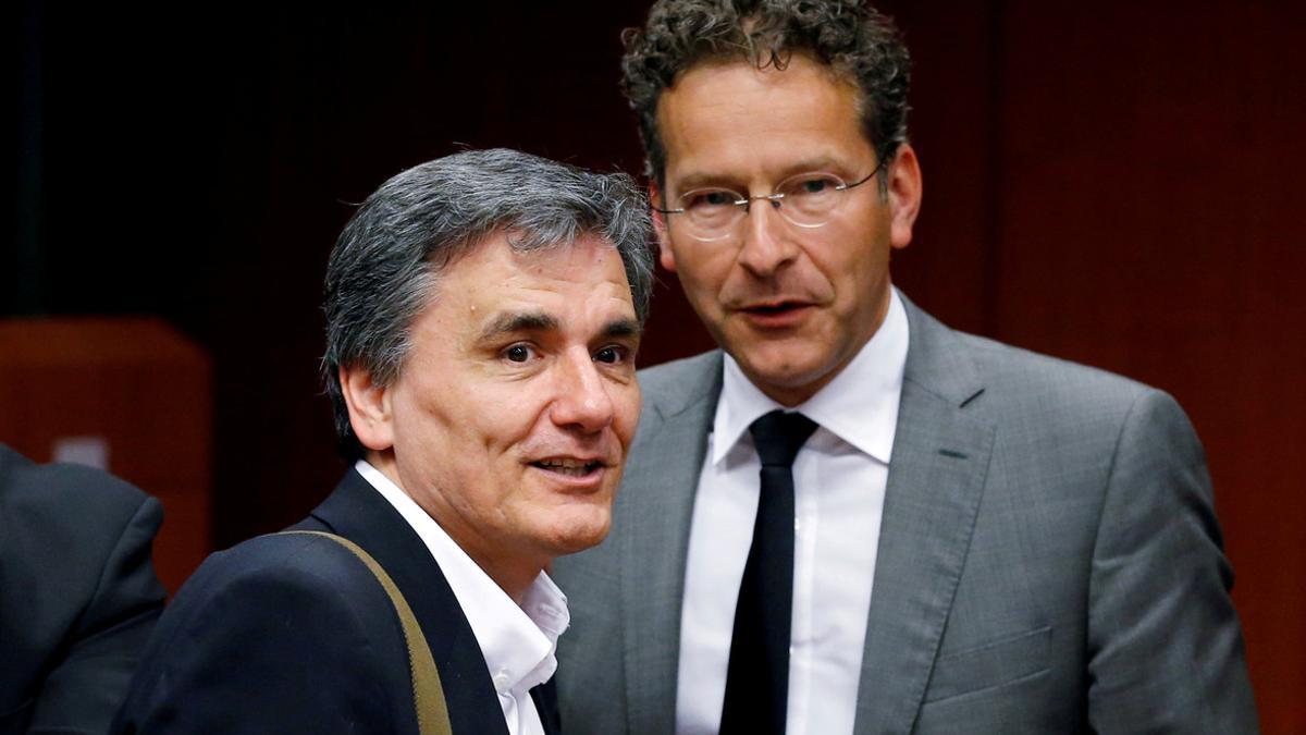 FILE PHOTO: Greek Finance Minister Euclid Tsakalotos and Eurogroup President Jeroen Dijsselbloem attend an extraordinary meeting of euro zone finance ministers in Brussels