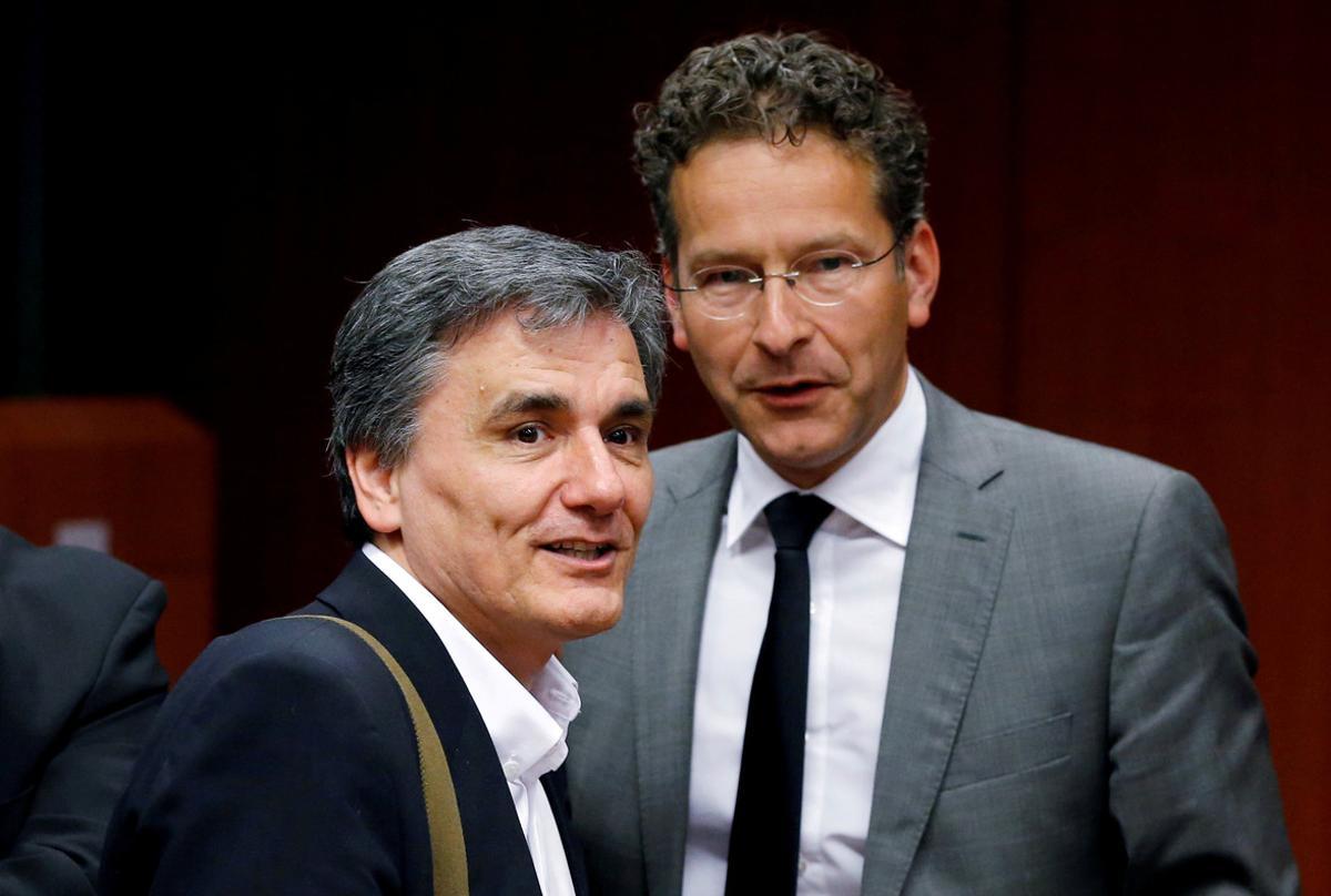 FILE PHOTO:Greek Finance Minister Euclid Tsakalotos and Dutch Finance Minister and Eurogroup President Jeroen Dijsselbloem (R) attend an extraordinary meeting of euro zone finance ministers on Greece at the European Council in Brussels, Belgium, May 9, 2016.   REUTERS/Francois Lenoir/File Photo