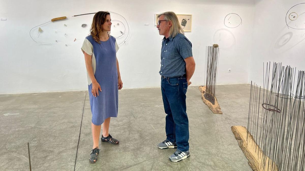 Laura Maresc, ayer con Miquel Costa en Sa Nostra Sala, y yarias de las obras que expone. | CIE