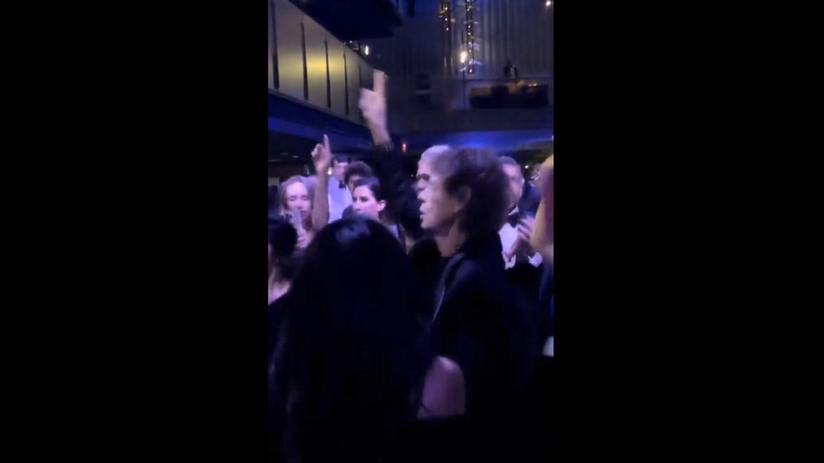 Mick Jagger bailando con su novia en la discoteca.