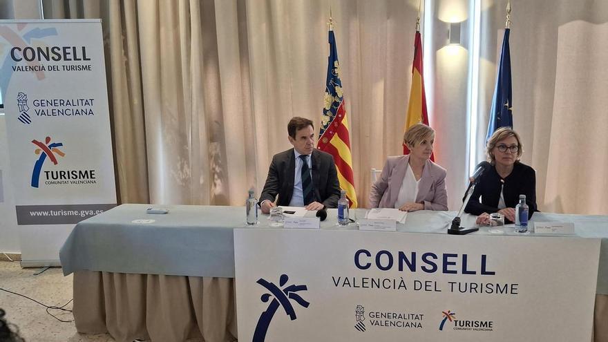 La consellera pide que "no se demonice" el turismo y destaca que los contratos temporales se han reducido del 38 al 7,2 %