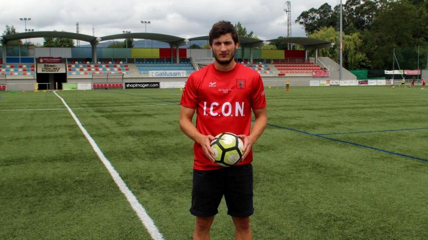 Antón Vilas, con la camiseta del Choco en el campo de Santa Mariña. / FdV