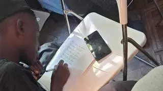 Un joven llegado en patera a Ibiza trata de demostrar que es menor de edad para salir del "limbo total"