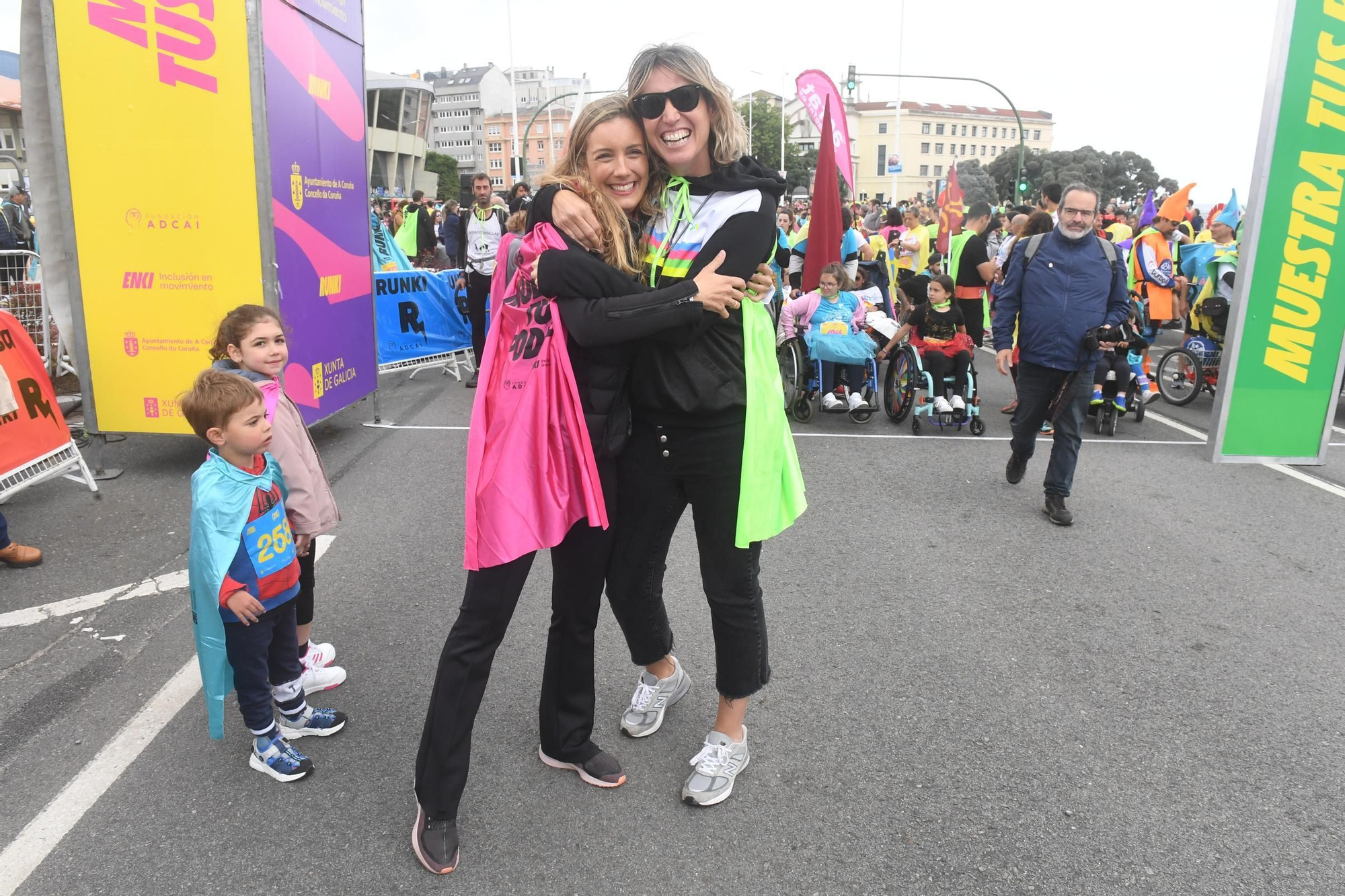 La carrera RUNKI, promovida por ENKI y Fundación Adcai inunda las calles de A Coruña con sus capas de superhéroes