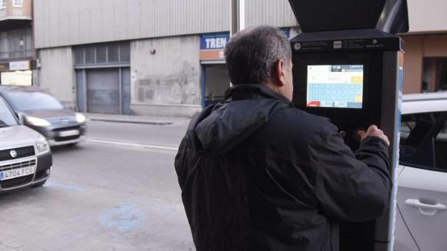 Un usuari pagant per estacionar a la carretera de Vic de Manresa, en una imatge d&#039;arxiu