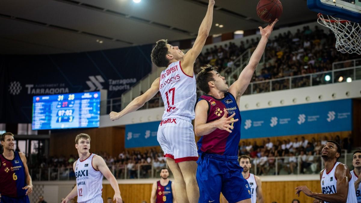 Juan Nñulez penetra ante la defensa de Saint-Supery
