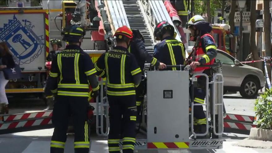 Los bomberos trabajan en el área afectada.