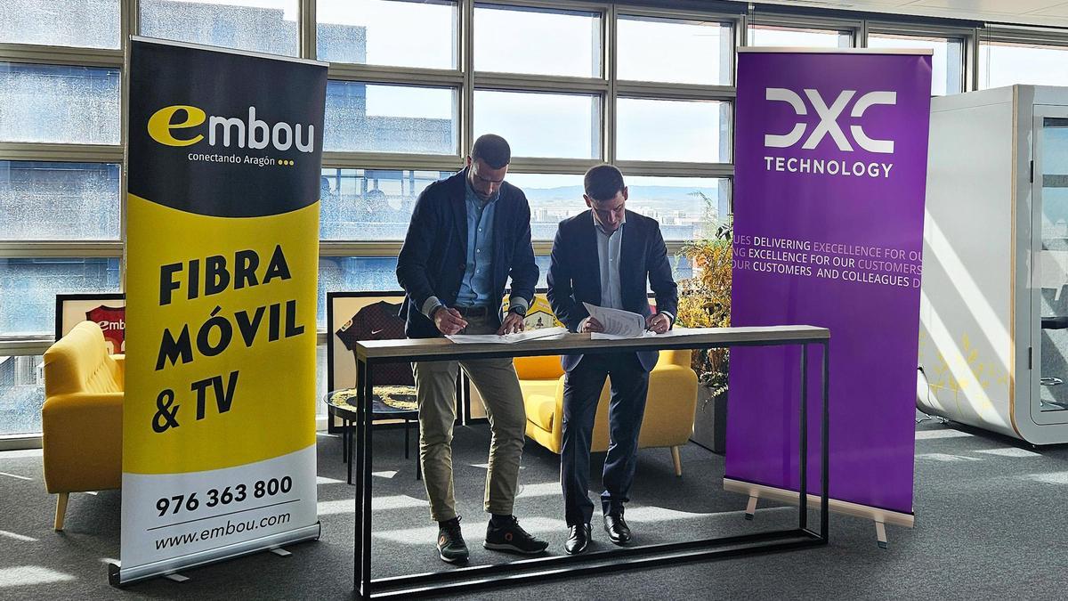 El momento de la firma entre los representantes de ambas compañías.