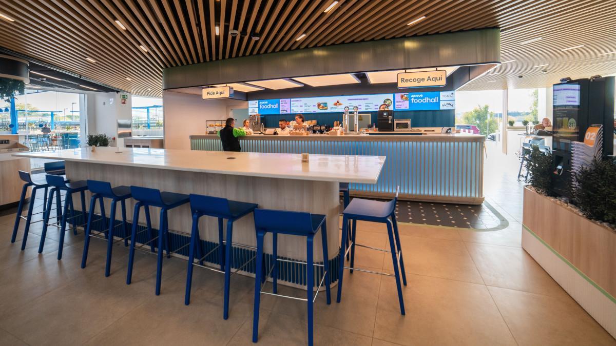 Zona de restauración en una estación de servicio Moeve