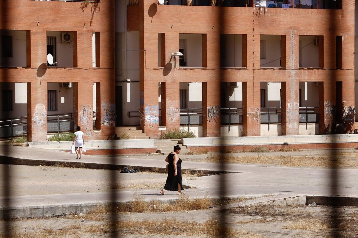 Denuncian la suciedad de los espacios comunes y el mal estado de las viviendas de AVRA