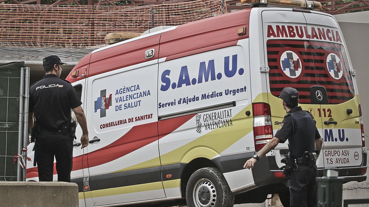 Una ambulancia y agentes de la Policía en una imagen de archivo de un accidente laboral en un edificio en construcción en Alcoy.