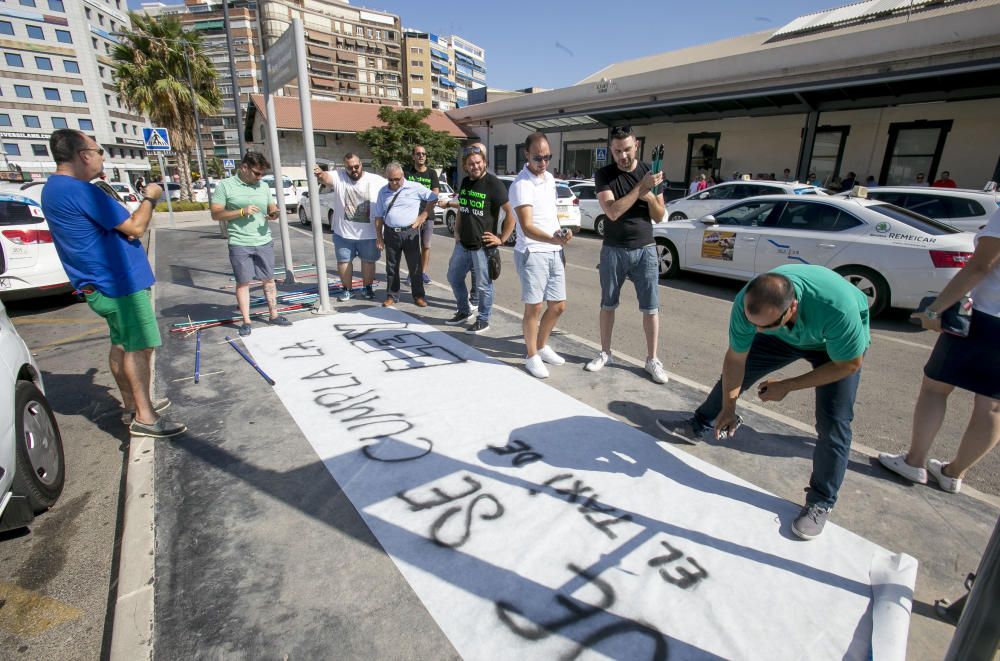 La huelga indefinida continúa: turistas cargados de maletas sin taxi en Alicante.