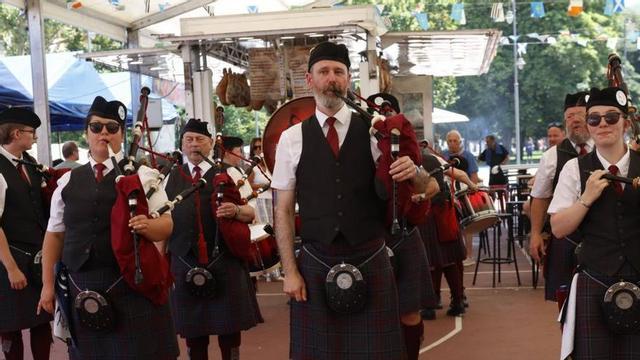 La banda de gaitas escocesa «Barrhead Pipe Band» en el Intercéltico de Avilés. | Miki López