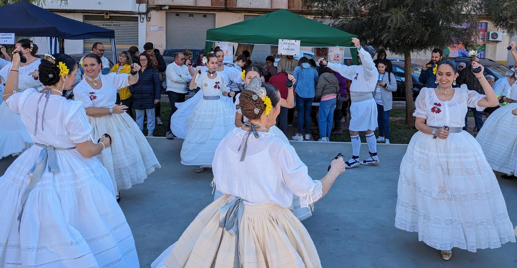 Así fue la espectacular "dansà" en ropa interior de la falla Mont de Pietat