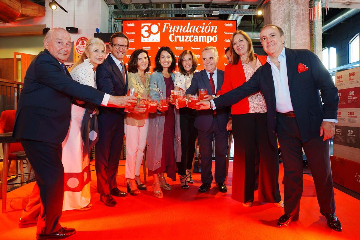 Julio Cuesta (Primer presidente Fundación Cruzcampo), Patricia del Pozo (Consejera de Desarrollo Educativo y Formación Profesional de la Junta de Andalucía), Jorge Paradela (Ex presidente Fundación Cruzcampo y Consejero de Industria, Energía y Minas de la Junta de Andalucía), Rocío Blanco (Consejera de Empleo, Empresa y Trabajo Autónomo de la Junta de Andalucía), Carmen Ponce (Presidenta Fundación Cruzcampo), Regla Bejarano (Directora Fundación Cruzcampo), Juan Bueno (Primer Teniente de Alcalde. Área de Gobierno de Hacienda, Administración y Transformación Digital), José Luis García (Octavo Teniente de Alcalde Ayuntamiento de Sevilla), Rosario Andújar (Portavoz del equipo de Gobierno Diputación de Sevilla) y Fran Páez (Concejal PSOE Ayuntamiento de Sevilla).