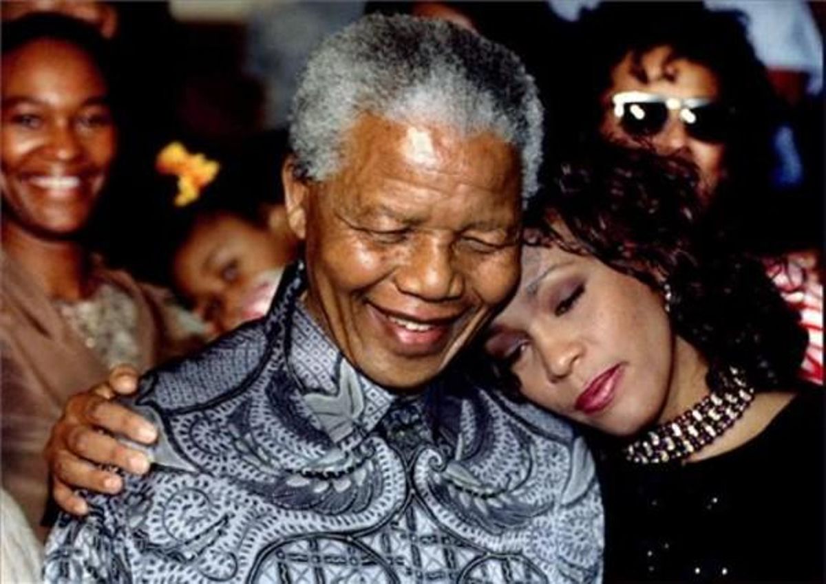 La cantant i actriu nord-americana Whitney Houston recolza el cap a l’espatlla de Mandela, el 10 de novembre de 1994, a Johannesburg.