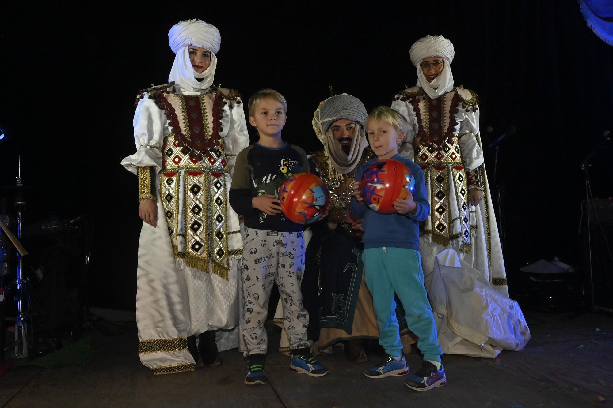 Los peques de Castelló entregan al Cartero Real las misivas con sus deseos. Encuentra tu foto.