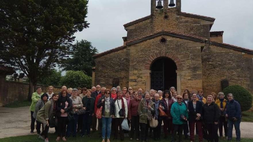 El grupo de excursionistas, ayer, ante la iglesia de San Julián de los Prados.