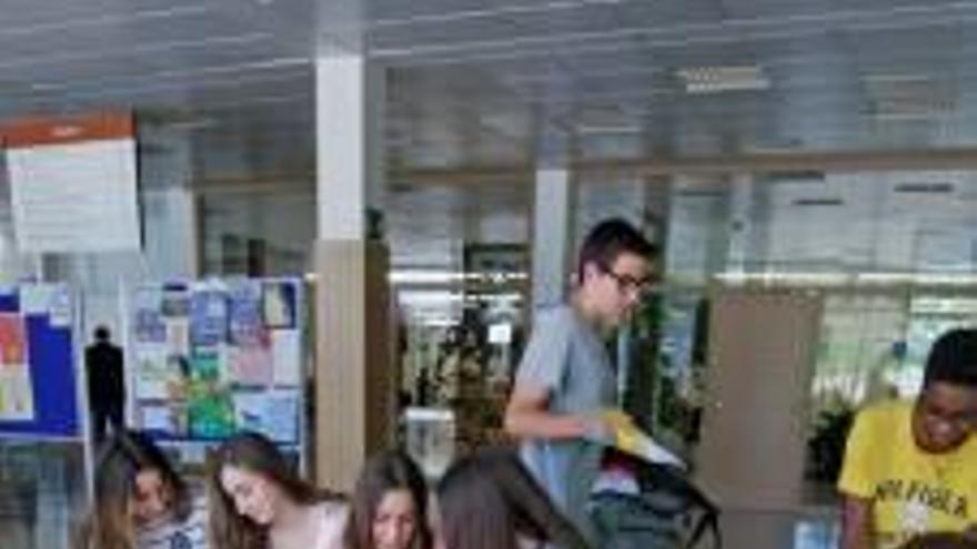 Estudiants repassant abans de la selectivitat, el juny a Girona.