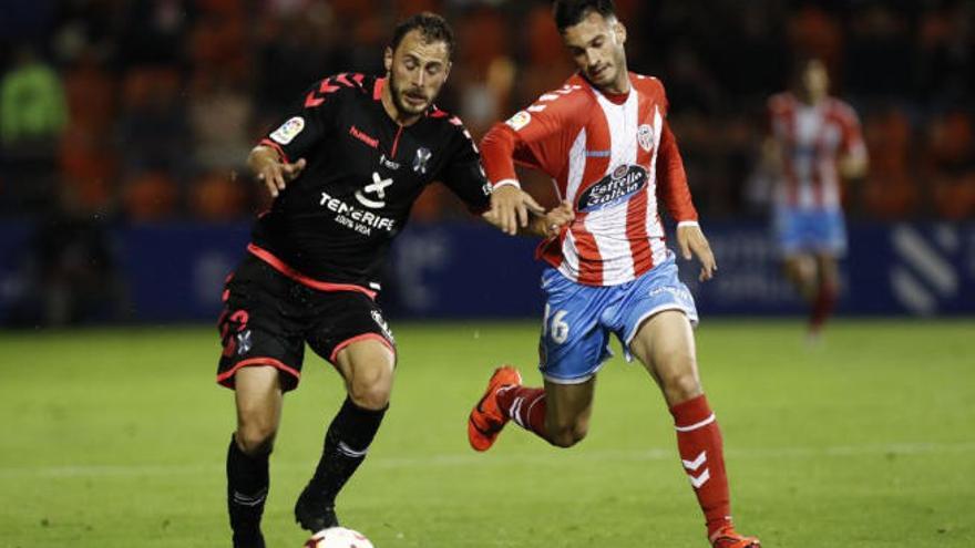 Filip Malbasic y José Carlos Lazo, en una jugada del Lugo-Tenerife de la Liga pasada.