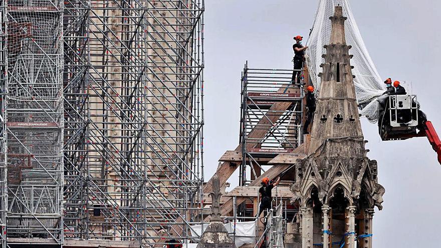 Notre Dame Comencen a desmuntar la bastida