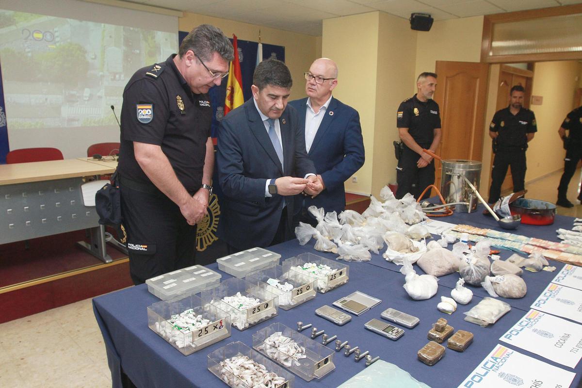 Las autoridades examinan la droga incautada por la Policía en Covadonga.