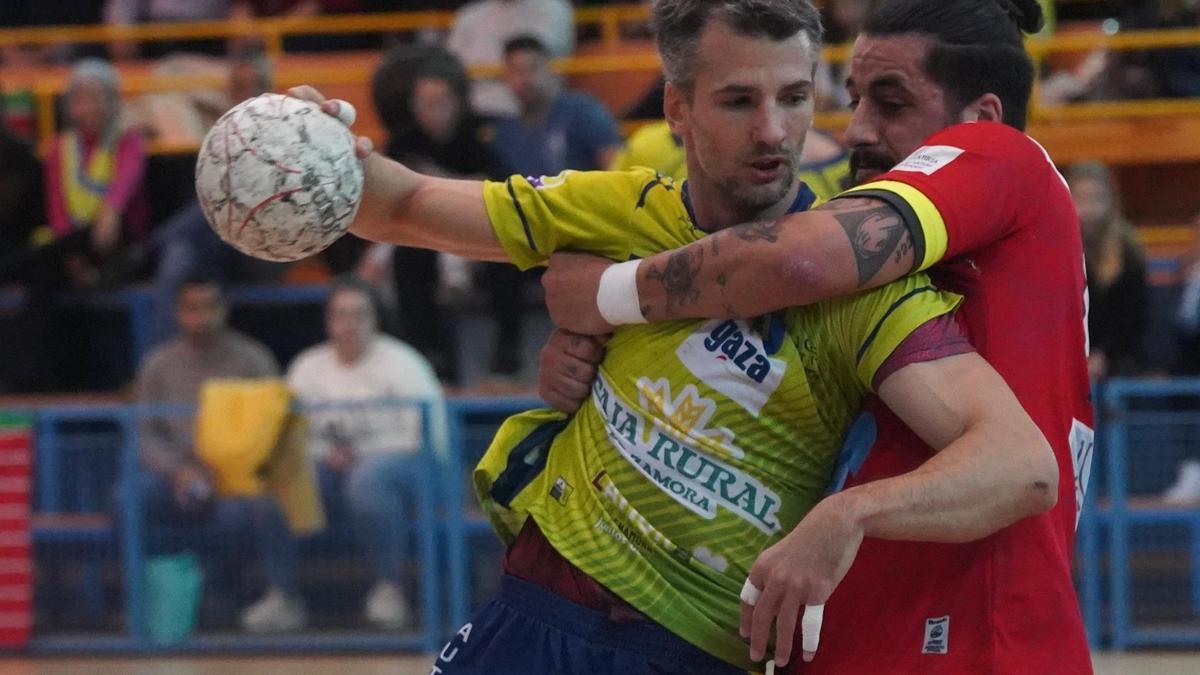 Guille choca contra un defensa cántabro.