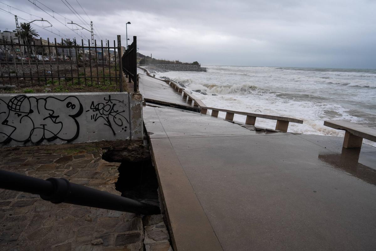 Los desperfectos en el paseo marítimo de Badalona afectaron a la zona de vías de la R1, cerca del límite con Montgat