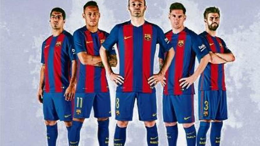 Suárez, Neymar, Iniesta, Messi i Piqué lluint la samarreta de la propera temporada.