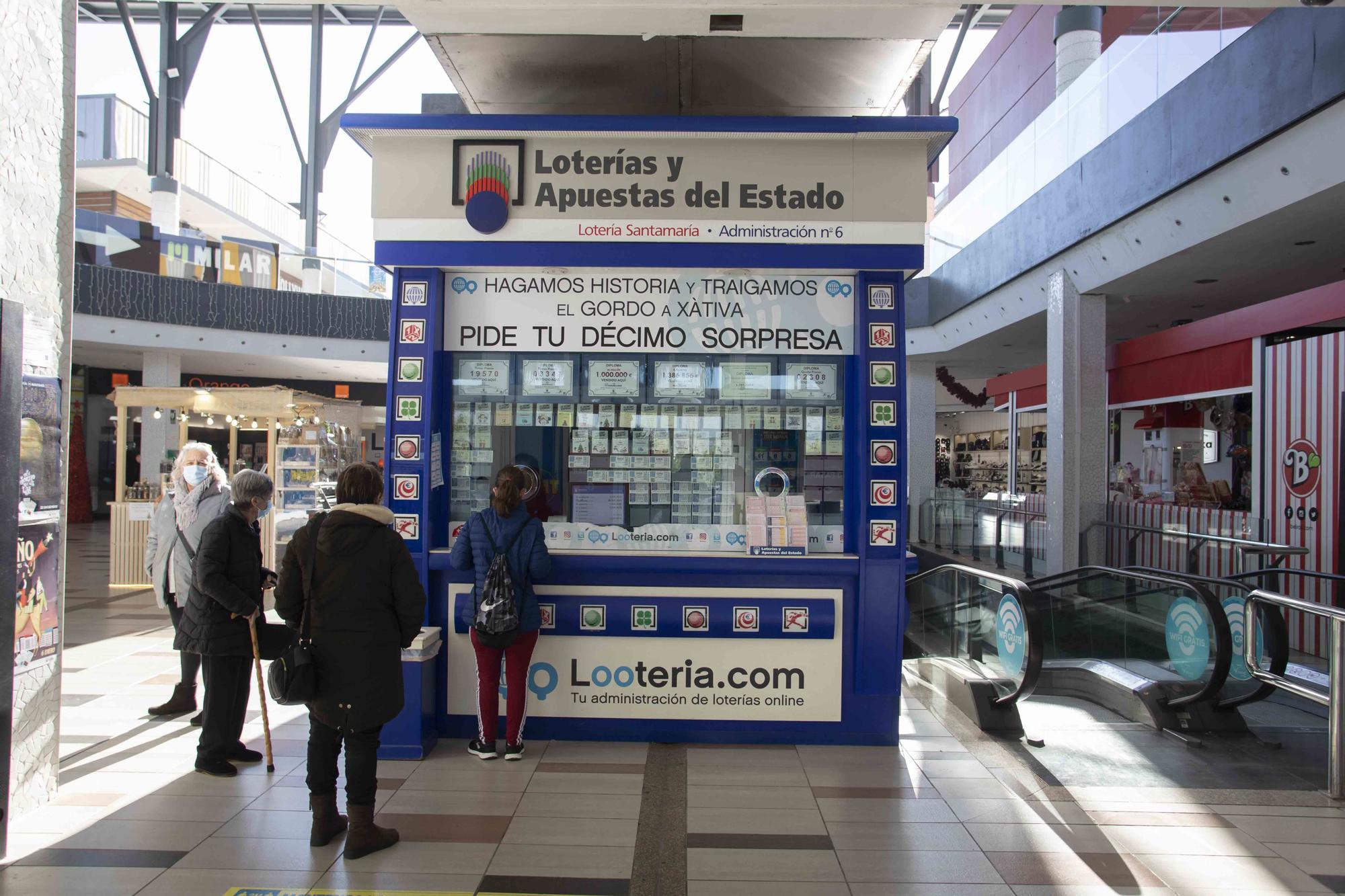 La venta de lotería de Navidad aumenta en Xàtiva tras el bajón del año pasado