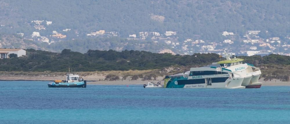 Tareas para sacar el barco varado.