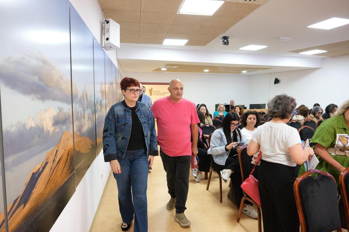 Candelaria Delgado junto al consejero insular, Víctor Alonso, este lunes.