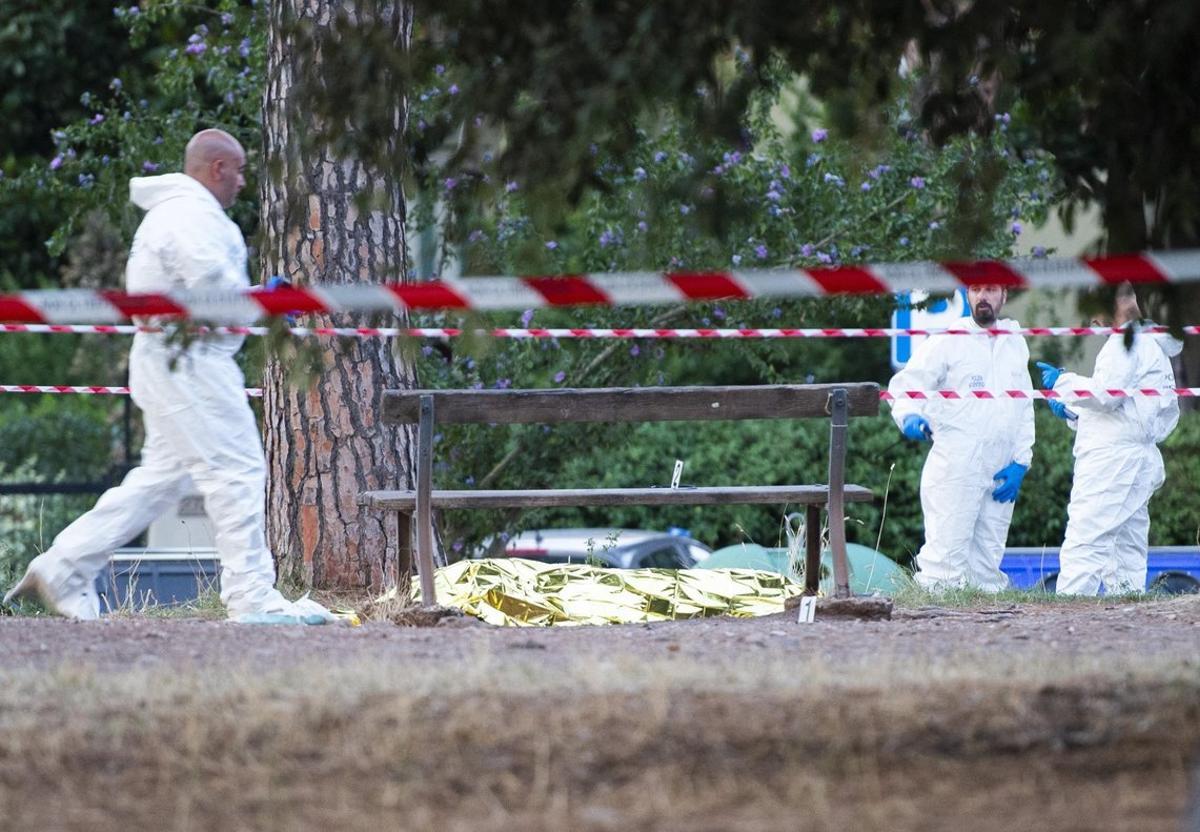 Rome (Italy), 07/08/2019.- Forensic experts investigate the site next to the covered remains of Fabrizio Piscitelli (C), known as ’Diabolik’, the leader of Lazio Ultras football hooligan group, at the Aqueduct park in Rome, Italy, 07 August 2019 (issued 08 August 2019). According to initial information, Fabrizio Piscitelli has been shot dead by a single shot fired from close range to the head. (Incendio, Italia, Roma) EFE/EPA/RAFFAELE VERDERESE