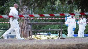 Rome (Italy), 07/08/2019.- Forensic experts investigate the site next to the covered remains of Fabrizio Piscitelli (C), known as ’Diabolik’, the leader of Lazio Ultras football hooligan group, at the Aqueduct park in Rome, Italy, 07 August 2019 (issued 08 August 2019). According to initial information, Fabrizio Piscitelli has been shot dead by a single shot fired from close range to the head. (Incendio, Italia, Roma) EFE/EPA/RAFFAELE VERDERESE