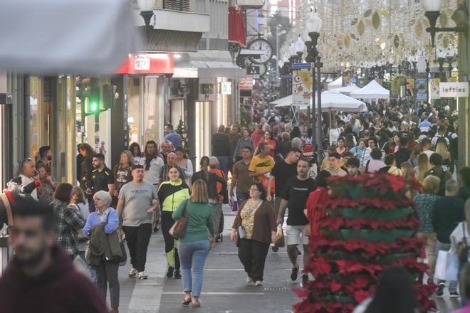 Gente en la zona comercial de Triana en el día previo a la Nochebuena