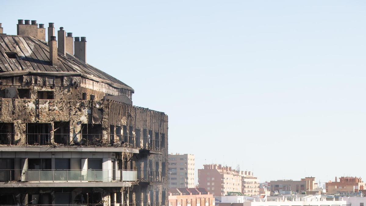 Los bomberos siguen refrescando la fachada del edificio.