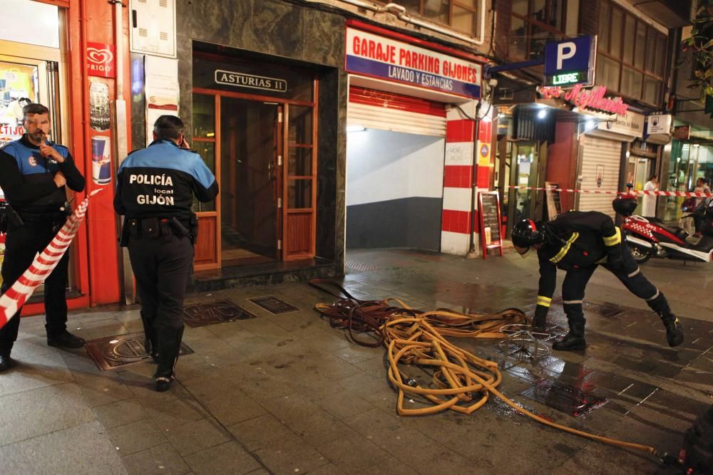 Intervención de los bomberos en un incendio de Gijón