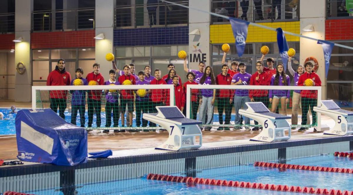 Un equipo infantil de waterpolo junto a las nuevas porterías, en Son Hugo. | AJUNTAMENT DE PALMA