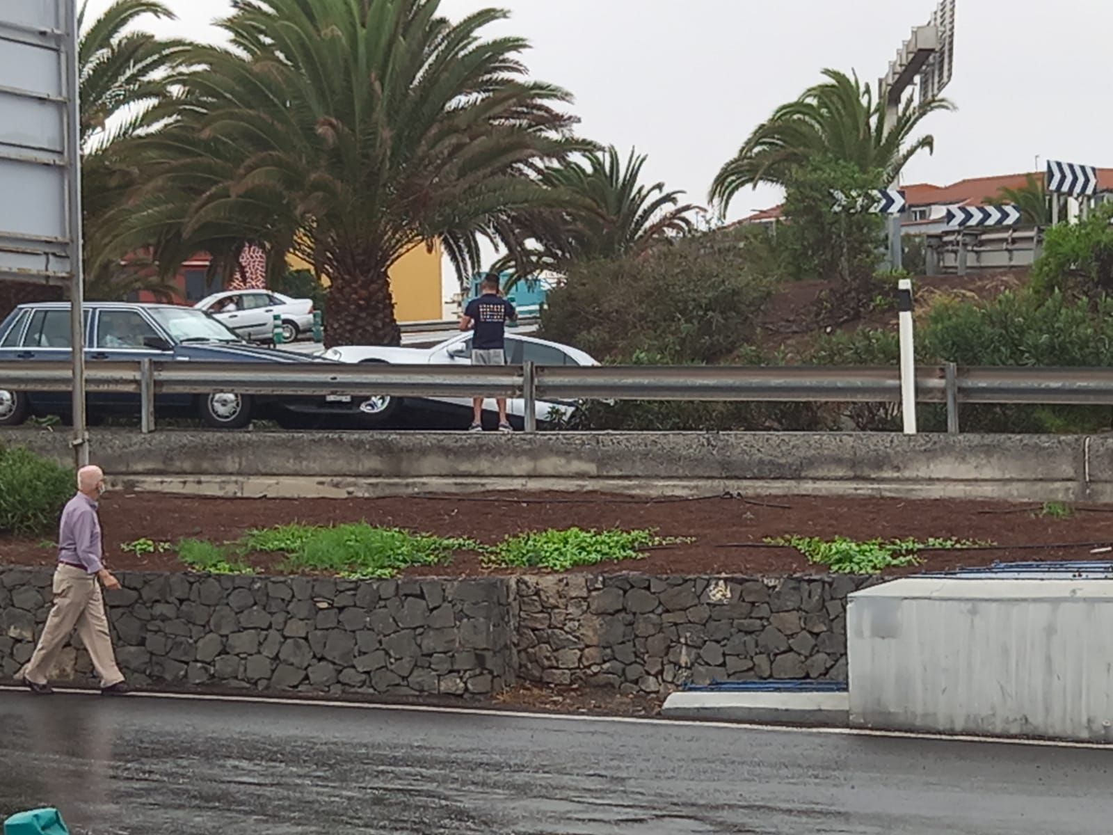 Un coche se sale de la vía en Telde (04/11/21)