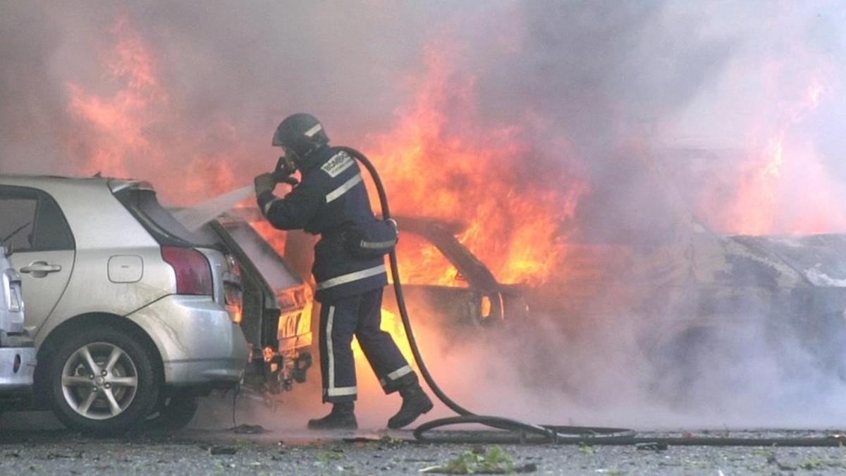 Un bombero intenta apagar el fuego provocado por la explosión de un coche bomba cerca del estadio Santiago Bernabéu en el 2002.